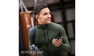 CE-Jabra-Mann med Elite 4 Active i treningsstudio