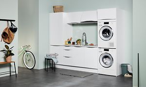 White EPOQ Gloss hvitt vaskerom med en åpen løsning med vaskemaskin og tørketrommel