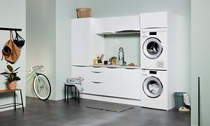 Epoq Gloss White hvitt vaskerom med åpen løsning med vaskemaskin og tørketrommel