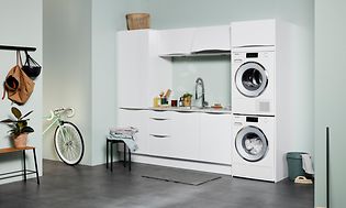 White EPOQ Gloss hvitt vaskerom med en åpen løsning med vaskemaskin og tørketrommel