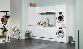 White EPOQ Gloss hvitt vaskerom med en åpen løsning med vaskemaskin og tørketrommel