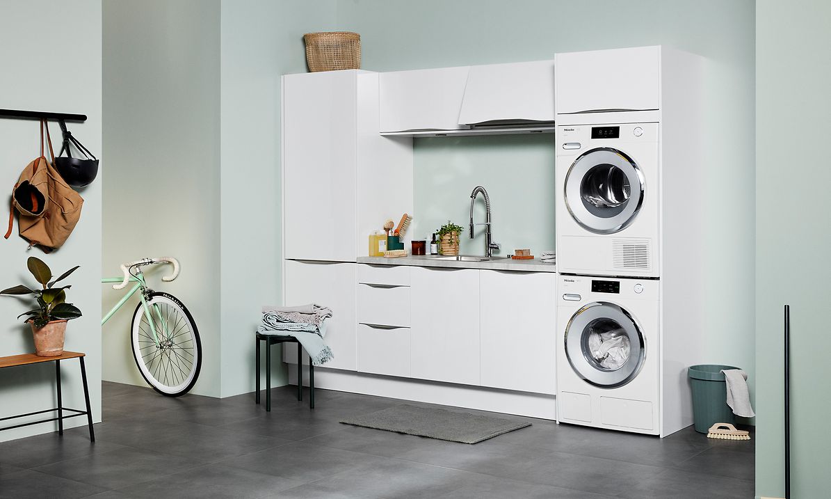 White EPOQ Gloss hvitt vaskerom med en åpen løsning med vaskemaskin og tørketrommel