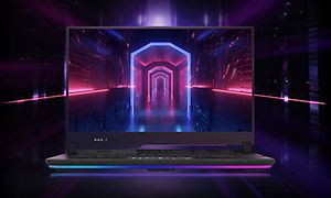 ROG Strix SCAR 15 gaming-laptop forfra, med lilla og blå grafikk på skjermen og i bakgrunnen.