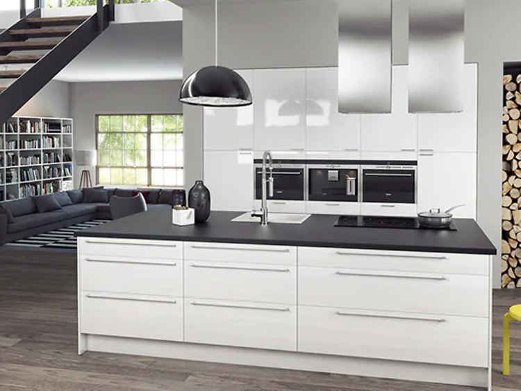 Gloss White er et hvit kjøkken med høy gloss med et stilig og minimalistisk kjøkkendesign med rette overflater