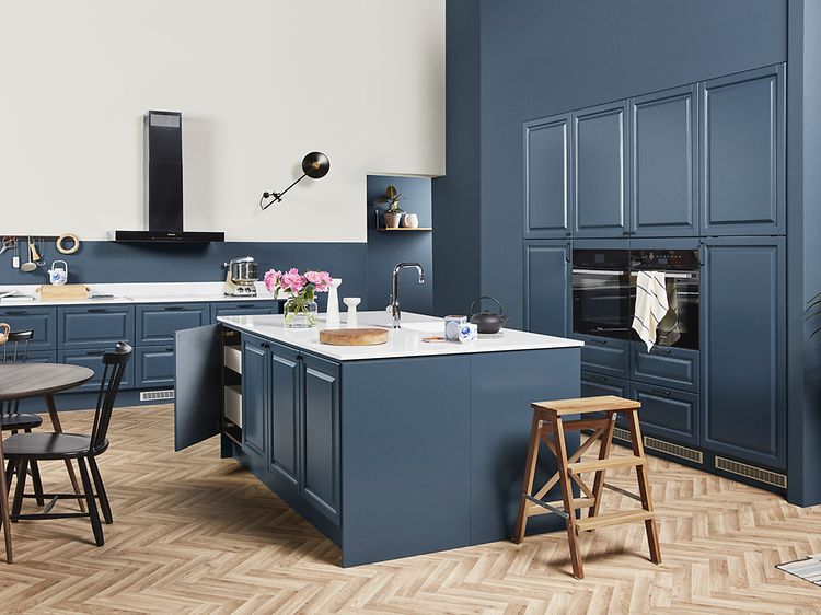 Blue EPOQ Heritage kjøkken i en åpen kjøkkenløsning med spisebord og kjøkkenøy