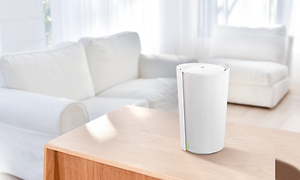 TP-Link - Hvit Deco X90 på trebord