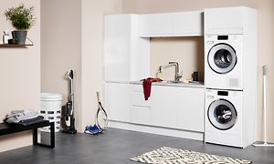 Epoq Integra hvitt vaskerom i en åpen løsning med vaskemaskin og oppvaskmaskin
