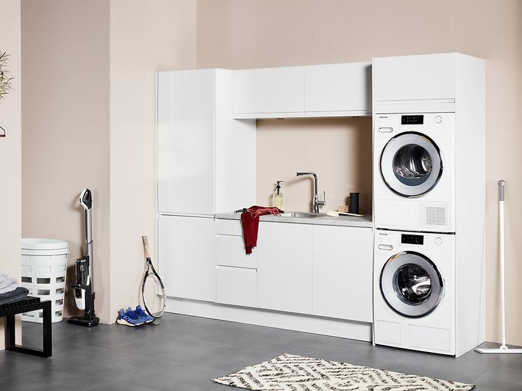 Epoq Integra hvitt vaskerom i en åpen løsning med vaskemaskin og oppvaskmaskin