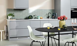 Light grey EPOQ Integra kjøkken og spisebord med stoler