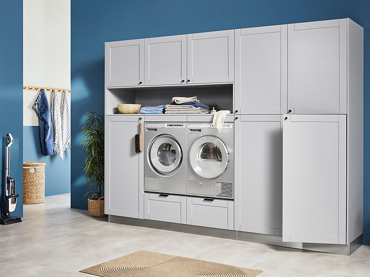 Epoq Shaker Light Grey vaskerom i en åpen løsning med vaskemaskin og tørketrommel