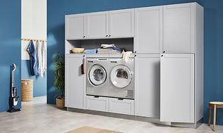 Epoq Shaker Light Grey vaskerom i en åpen løsning med vaskemaskin og tørketrommel