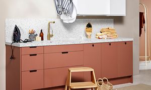 Epoq Trend Coral og Classic White vaskerom i åpen løsning med vask med messingfarget blandebatteri