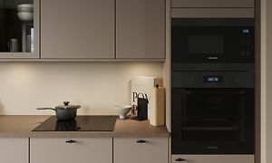 Epoq Trend Sand kjøkken med integrert stekeovn og platetopp, og brun benkeplate