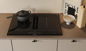 Epoq Trend Sand kjøkken med brun benkeplate og integrert ventilert platetopp
