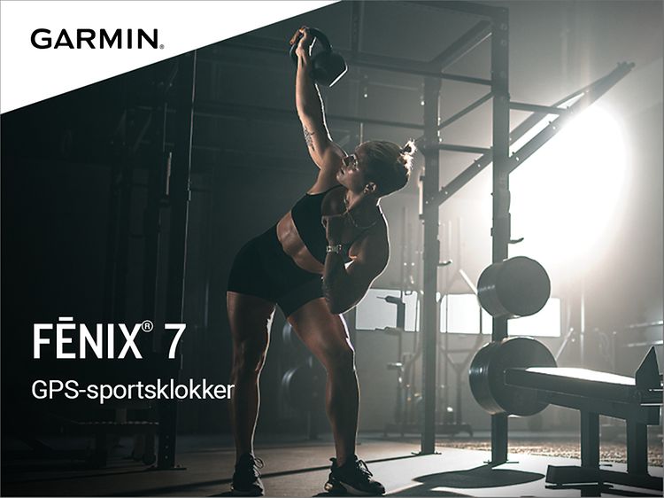 Kvinne trener med Garmin Fenix 7-klokke