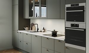 Moss green EPOQ Trend kjøkken med integeret stekeovn og hvit kjøkkenbank, integrert kokeplate og vask