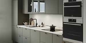 Epoq Trend Moss Green kjøkken med integeret stekeovn og platetop, og hvit kjøkkenbenk
