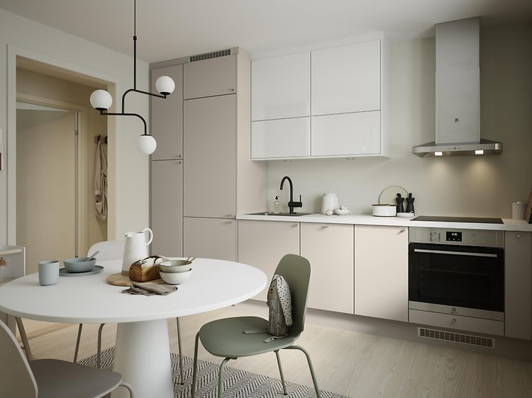 Epoq Trend Sand og Gloss White kjøkken i en åpen kjøkkenløsning med spisebord, veggmontert ventilator og integrert stekeovn