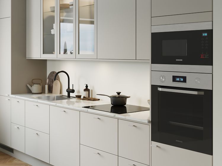 Greige EPOQ Trend kjøkken med integrert stekeovn og kokeplate, lys kjøkkenbenk i marmor og vask