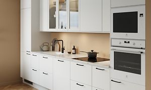 Classic white EPOQ Trend kjøkken med integrert stekeovn, lys benkeplate i marmor og vask