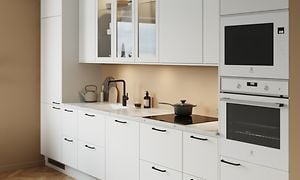 Epoq Trend Classic White kjøkken med integrert stekeovn, lys benkeplate i marmor og vask