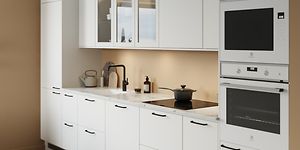 Epoq Trend Classic White kjøkken med integrert stekeovn, lys benkeplate i marmor og vask