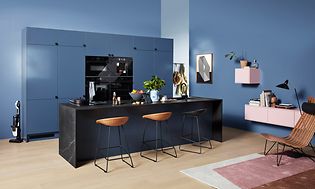 Epoq Trend Blue Grey kjøkken i åpen kjøkkenløsning med integrert stekeovn og kaffemaskin kjøkkenøy med barkrakker