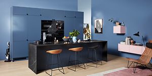 Epoq Trend Blue Grey kjøkken i åpen kjøkkenløsning med integrert stekeovn og kaffemaskin kjøkkenøy med barkrakker
