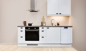 White EPOQ Viva kjøkken i en åpen kjøkkenløsning med integrert stekeovn og kjøkkenvifte 