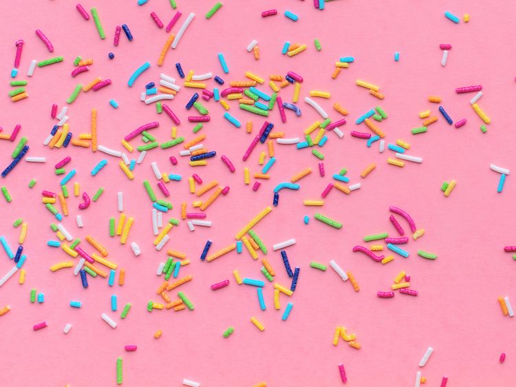 Bilde av kakestrøssel på en rosa overflate