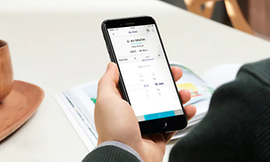 person holder en smarttelefon og bruker electrolux myapp kitchen app
