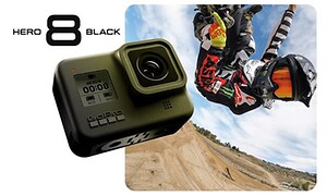  GoPro Hero 8 Black foran en motocross-sjåfør som hopper