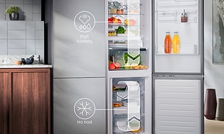 Åpent kjøleskap og fryser med frukt og grønt og frysevarer