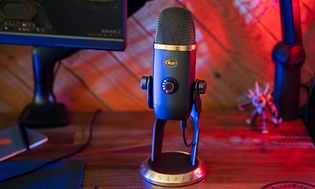 Blå Yeti X World of Warcraft Edition streaming-mikrofon på en pult