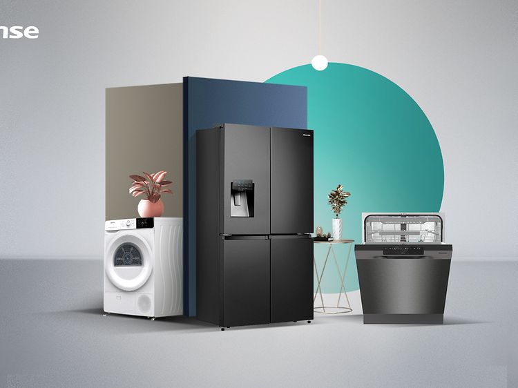 En hvit vaskemaskin, svart kjøleskap og en oppvaskmaskin og en Hisense-logo