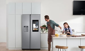 Mann og datter på kjøkken med side-by-side fryser fra Samsung