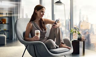 Kvinne som nyter en kopp kaffe fra Siemens espressomaskin