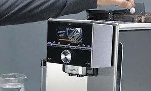 Person som putter rengjøringstablett i Siemens espressomaskin