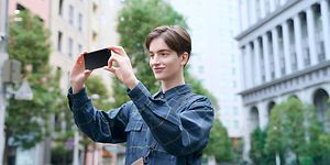 Sony Xperia mobil i hendene på en ung mann i urbant miljø