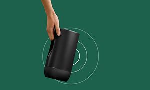 Hånd som bærer Sonos Move