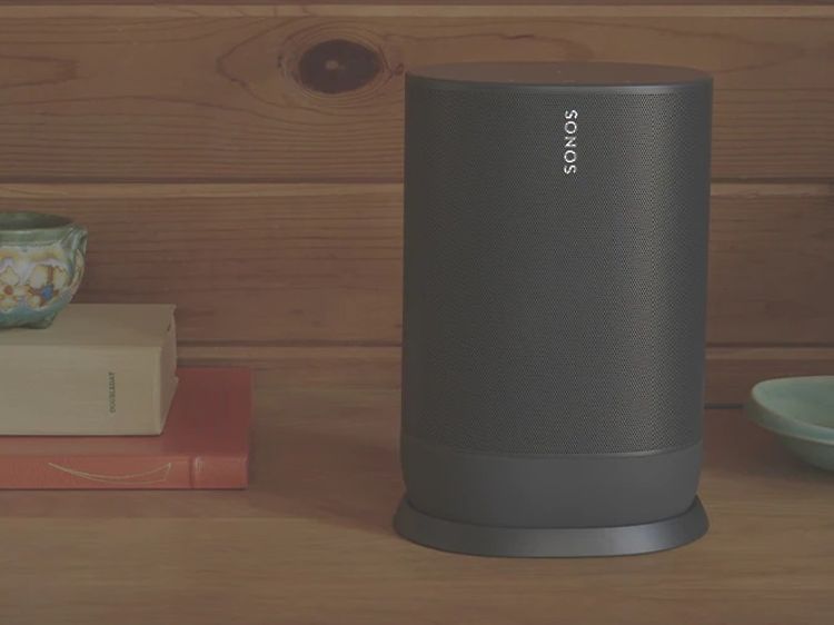 Sonos Move på hylle med bøker og lampe