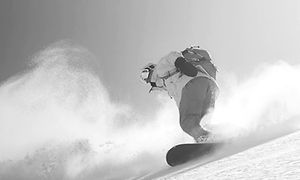Person som står på snowboard