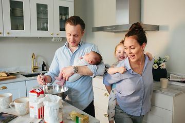 En familie lager mat på kjøkkenet