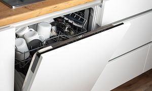 Integrert oppvaskmaskin i hvitt kjøkken