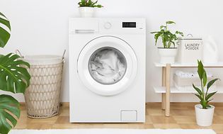 En vaskemaskin i et vaskerom