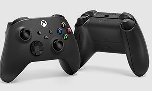 To svarte Xbox-kontrollere