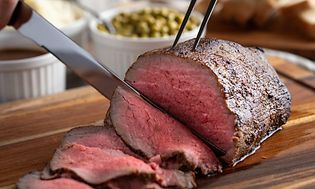 Roastbiff som blir kuttet opp i skiver