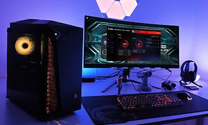 en stasjonær gamer-pc med skjerm og tilbehør