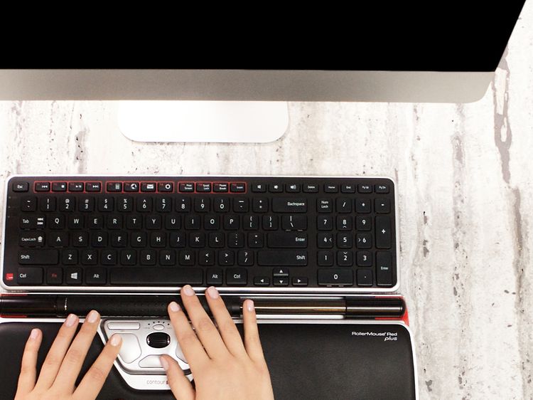 person bruker Contour Roller mouse og tastatur