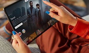 Person ser film på PC